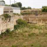 Anche l'altra struttura rientra nel terreno di un residence: �L�uliveto�, situato sempre sul lato sinistro di via Fanelli, ma mezzo chilometro pi� avanti. L'edificio � collocato sul versante opposto di Lama Fitta, si affaccia su una modesta depressione ed � a un tiro di schioppo dai binari della ferrovia